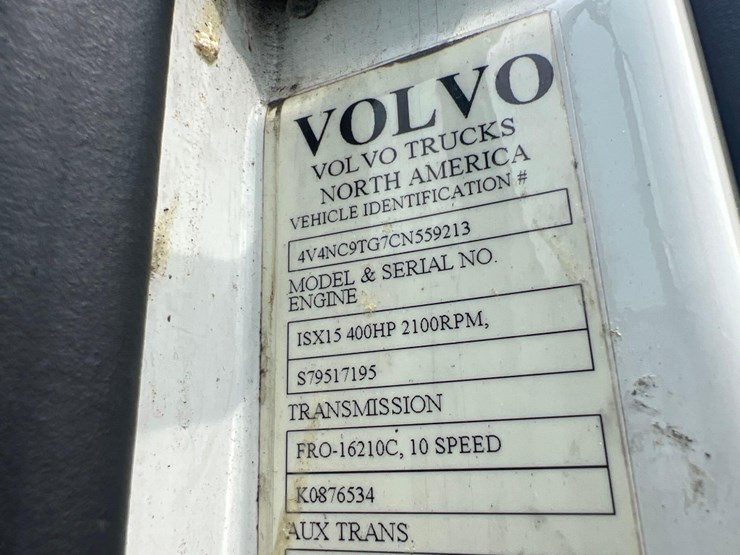 2012-volvo-dbl-sleeper-road-tractor-image-25