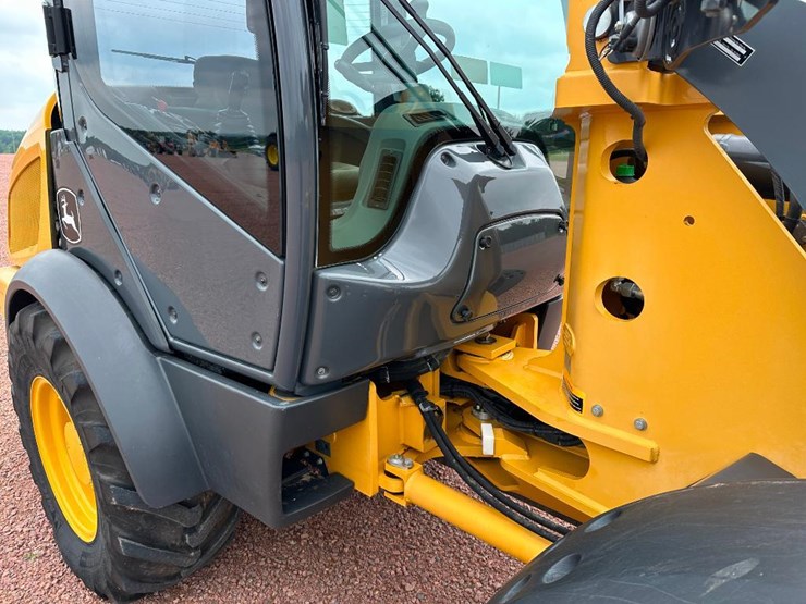 2017-deere-304l-image-21