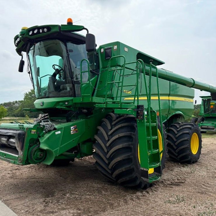 JOHN DEERE S690