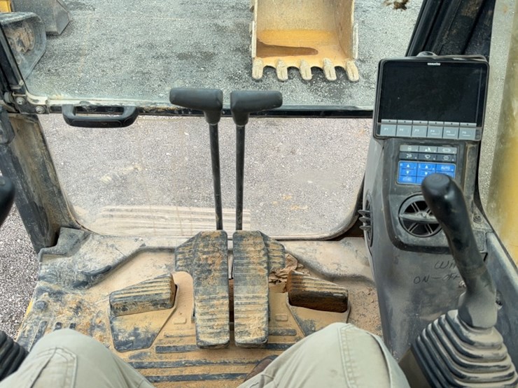 komatsu-pc210-lc-11-image-18