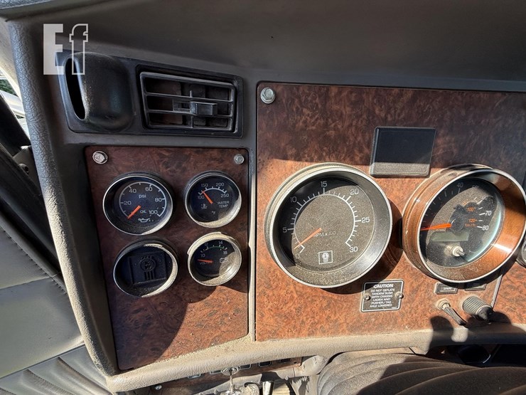 2005-kenworth-w900-image-22