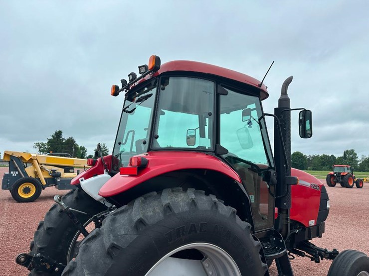 2015-case-ih-farmall-125a-image-18