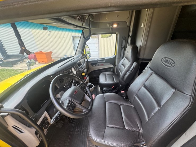 2023-peterbilt-579-image-5