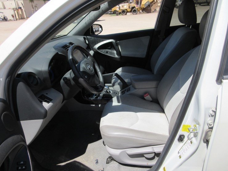 2014-toyota-rav4-image-7