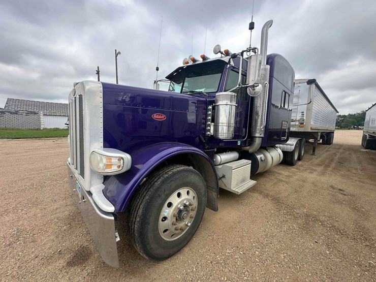 peterbilt-388-image-3