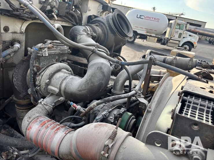 2013-peterbilt-337-image-31