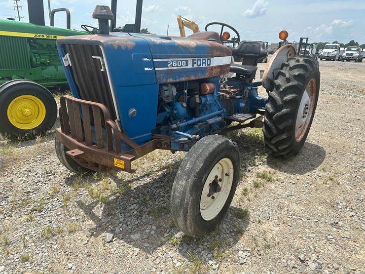 1981-ford-2600-image-1