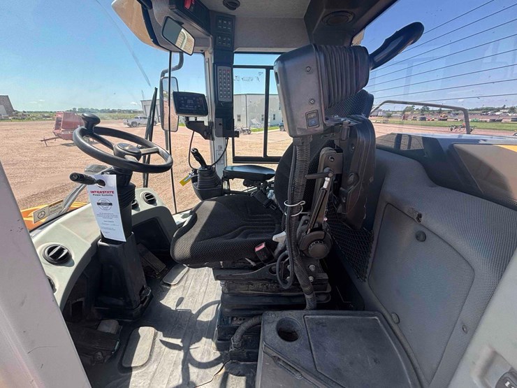 2017-liebherr-l586-image-28