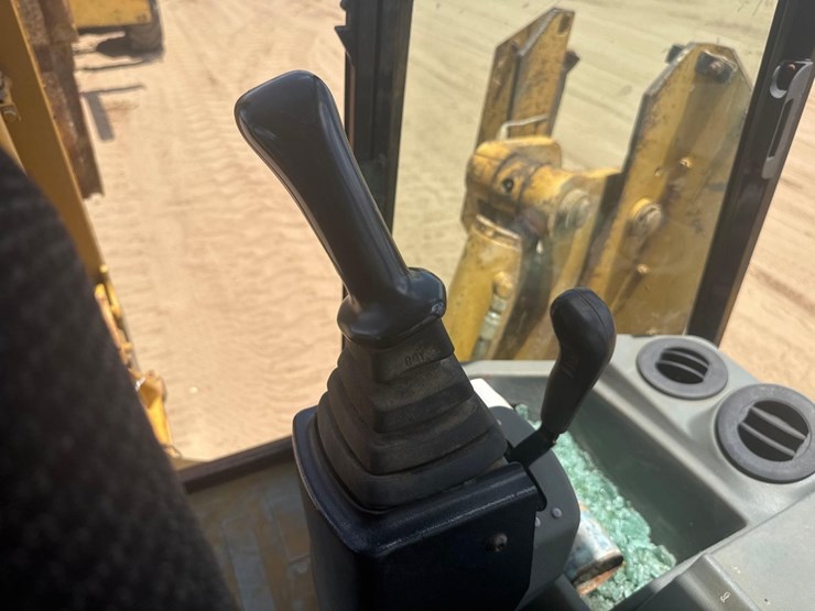 2003-caterpillar-420d-image-32