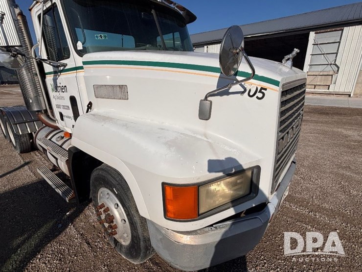 1999-mack-ch613-image-45