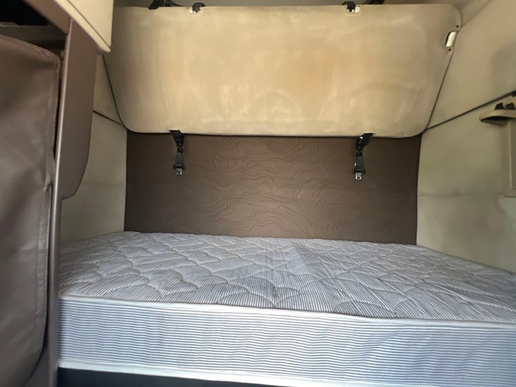 2012-volvo-dbl-sleeper-road-tractor-image-34