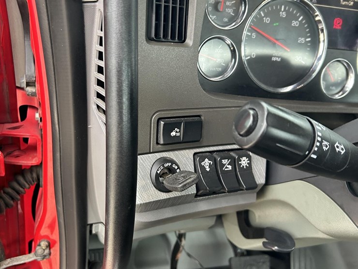 2016-kenworth-t880-image-18