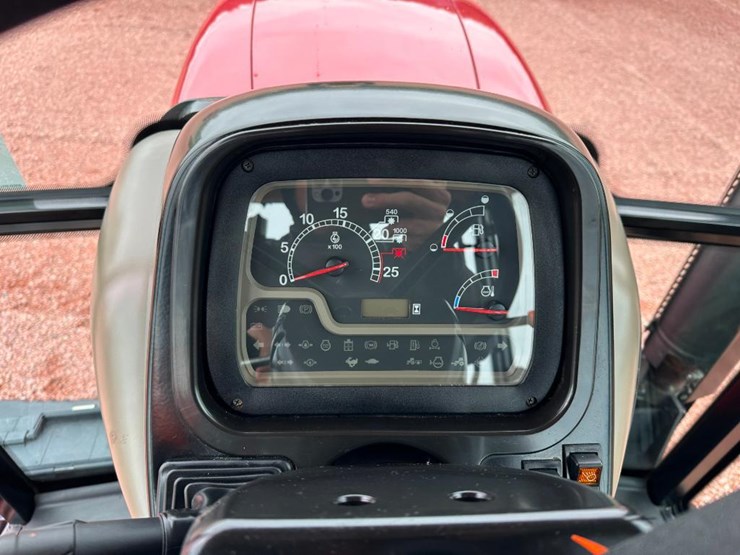 2015-case-ih-farmall-125a-image-48