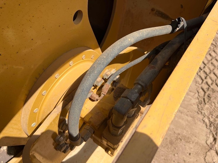 2022-caterpillar-cs44b-image-9