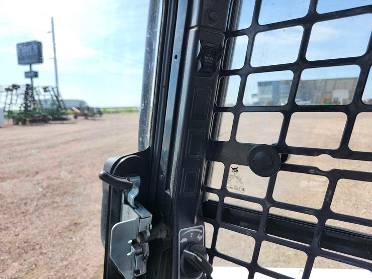 2016-bobcat-s650-image-11