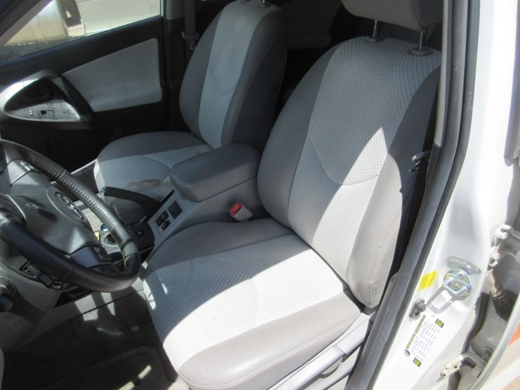 2014-toyota-rav4-image-8