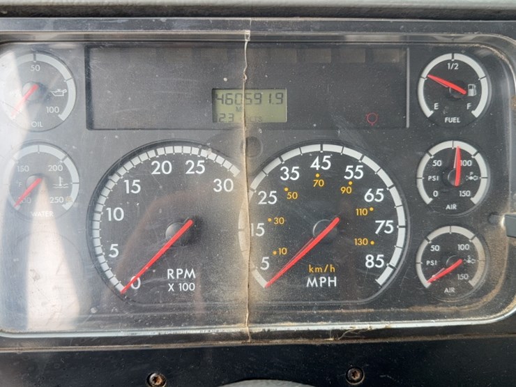 2003-freightliner-fl112-image-18