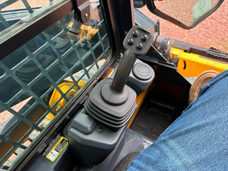 2020-deere-317g-image-50