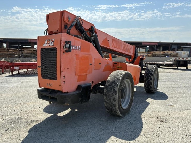 2015-jlg-8042-image-3