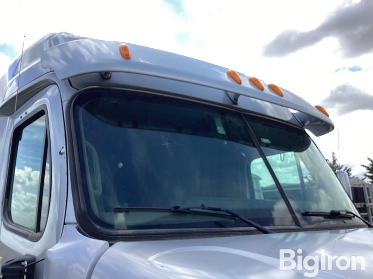 2011-freightliner-cascadia-ca125slp-t/a-truck-tractor-image-13