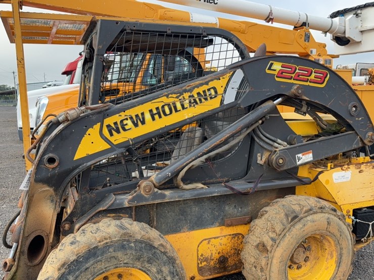 2011-new-holland-l223-image-11