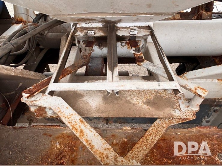 2004-caterpillar-10-image-35