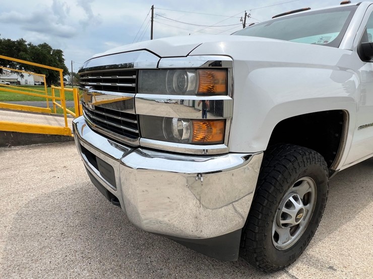 2015-chevrolet-silverado-2500hd-image-19