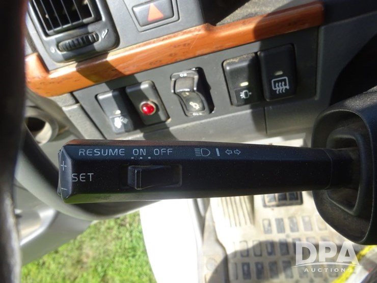 2005-volvo-10-image-81