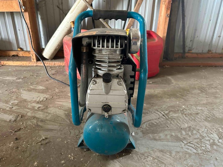 makita-pneumatics-air-compressor-image-4