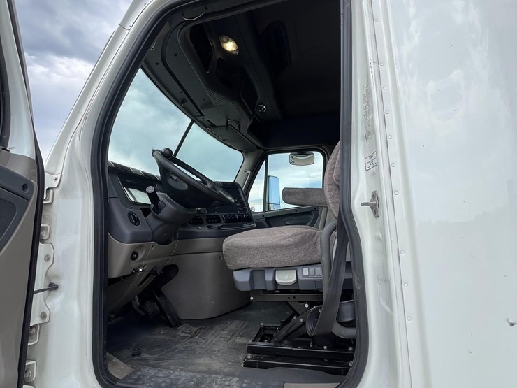 2014-freightliner-cascadia-125-image-29