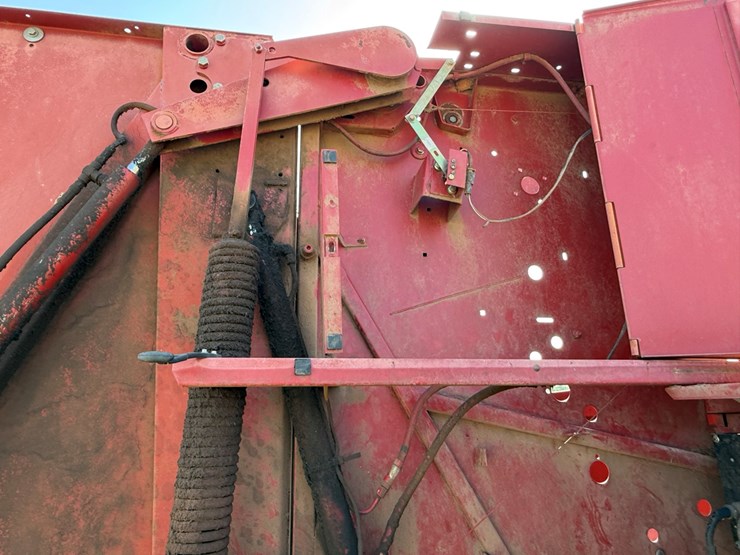 new-holland-660-image-15