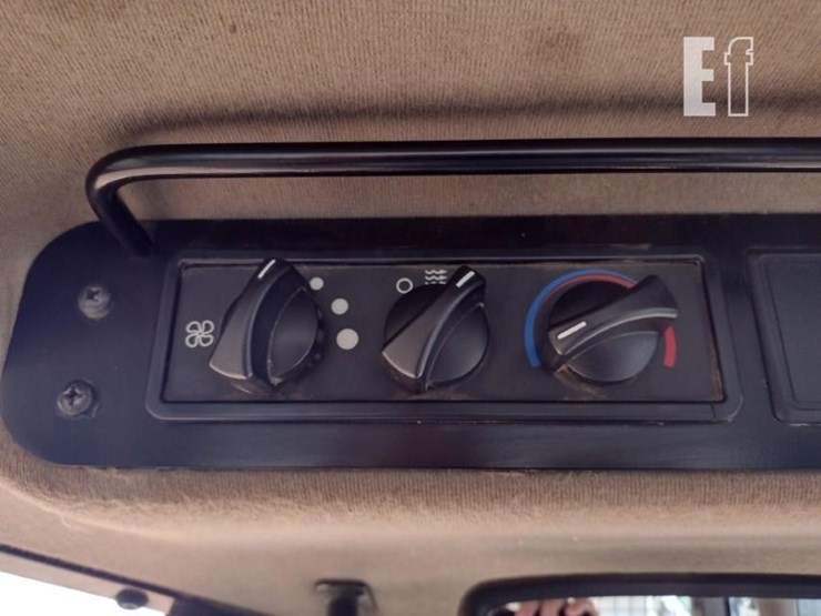 2012-case-850l-xlt-image-11
