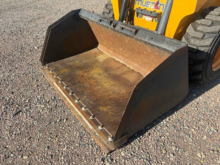 mustang-1900-skid-steer-image-7