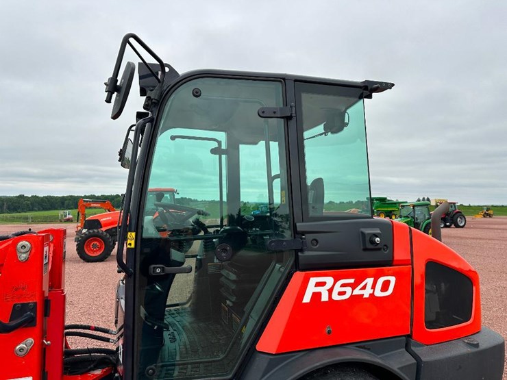 2021-kubota-r640-image-18