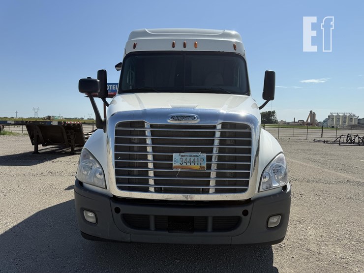 2014-freightliner-cascadia-125-image-16