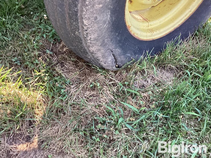 john-deere-235-image-17