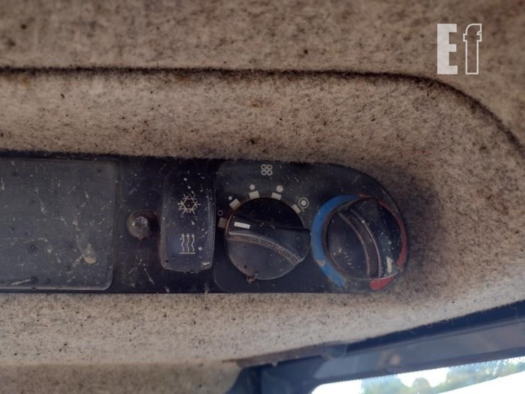 2006-deere-700j-lt-image-9