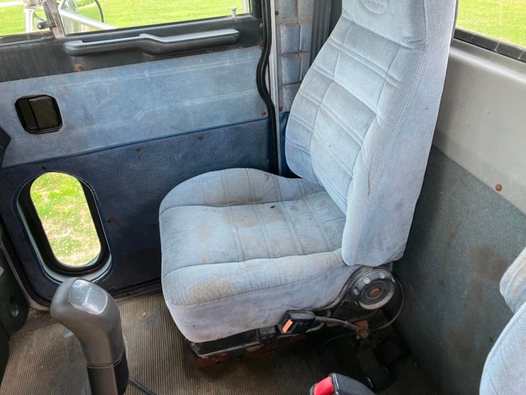 1999-peterbilt-377-image-14