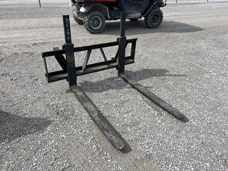 #200750-•-case-ih-pallet-forks-image-1