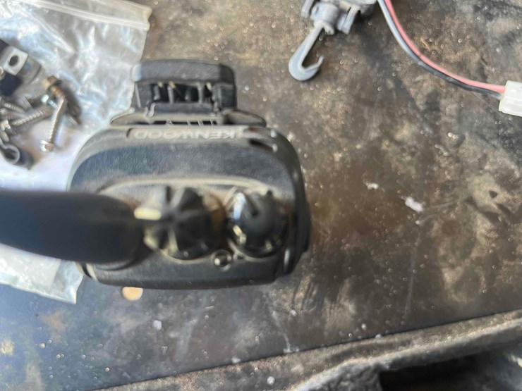 uhf-kenwood-radios-image-6