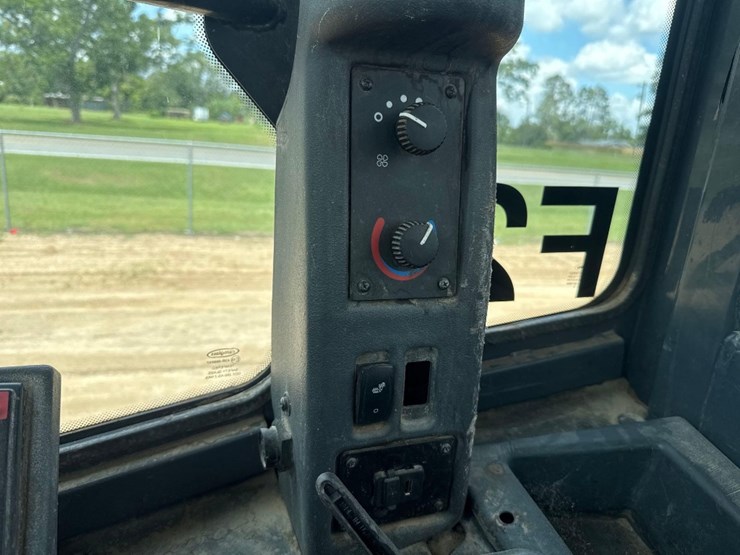 2015-deere-744k-image-26
