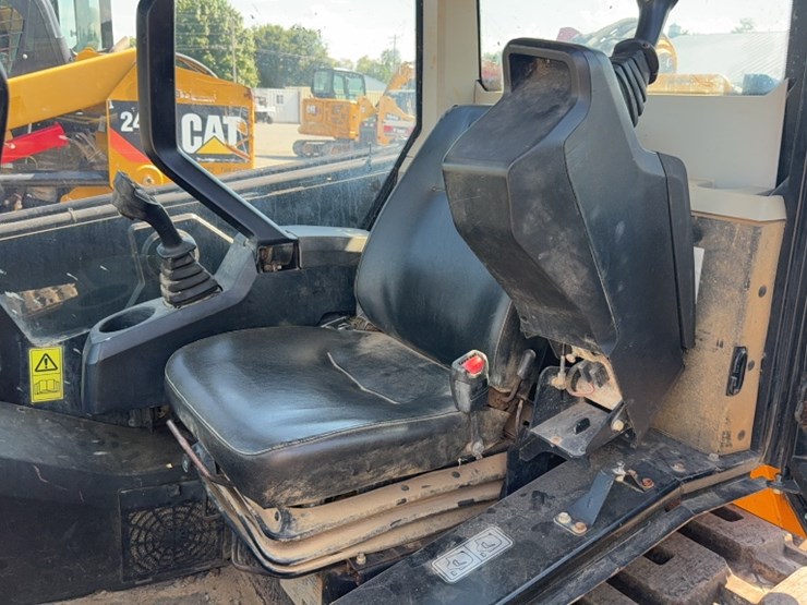 2018-jcb-3ts-8t-image-14