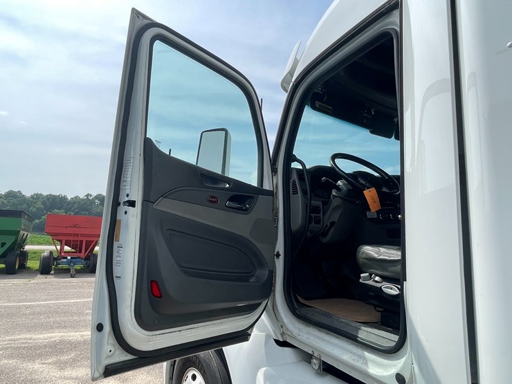2015-peterbilt-579-image-90