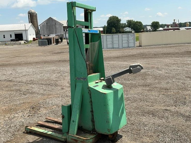 #1350-•-crown-electric-forklift-image-3