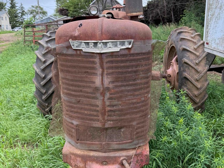 farmall-m-tractor-image-4