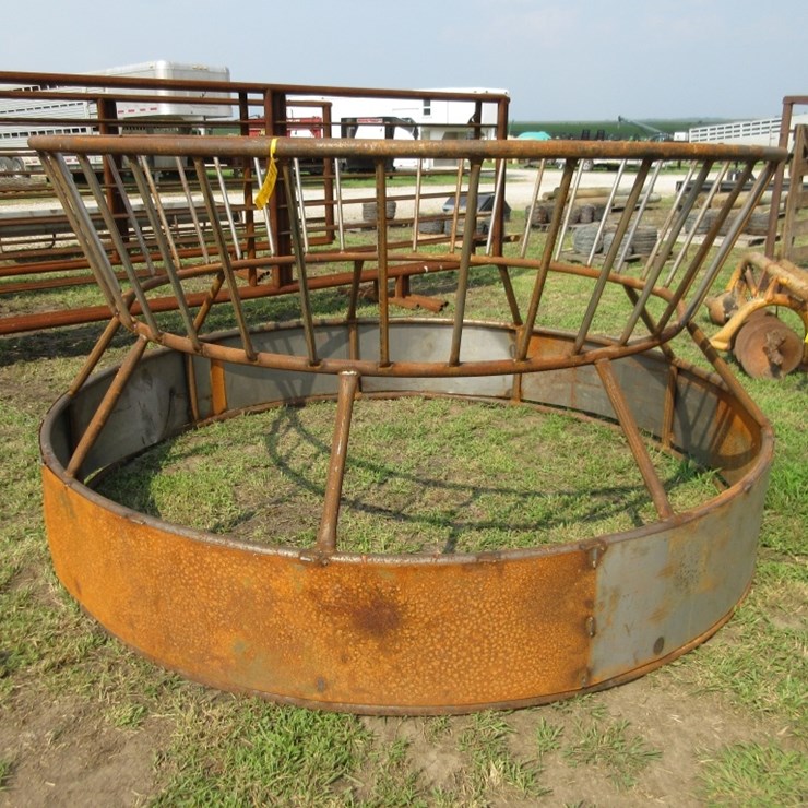 Round Bale Feeder with Skirt