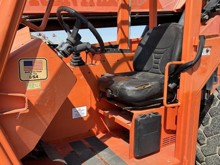 2015-jlg-8042-image-11