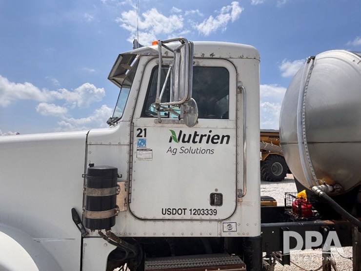 2000-peterbilt-357-image-24