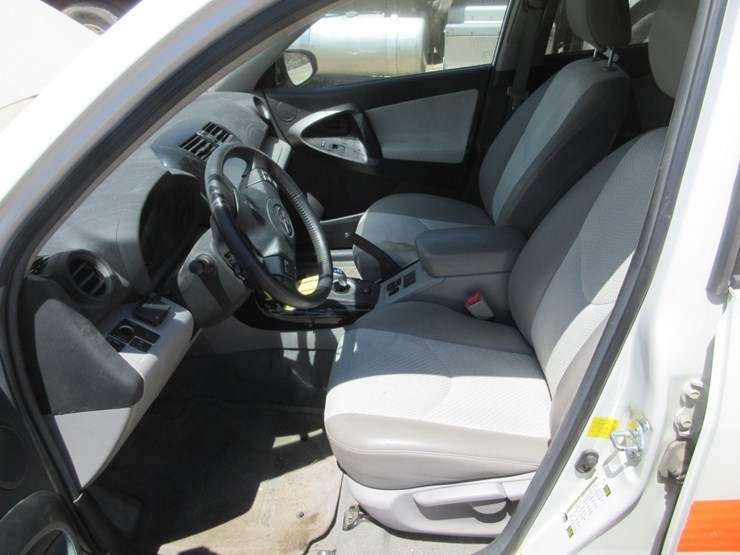 2014-toyota-rav4-image-7