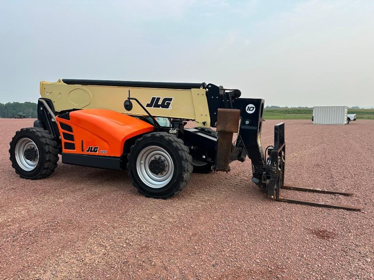 2016-jlg-1055-image-3